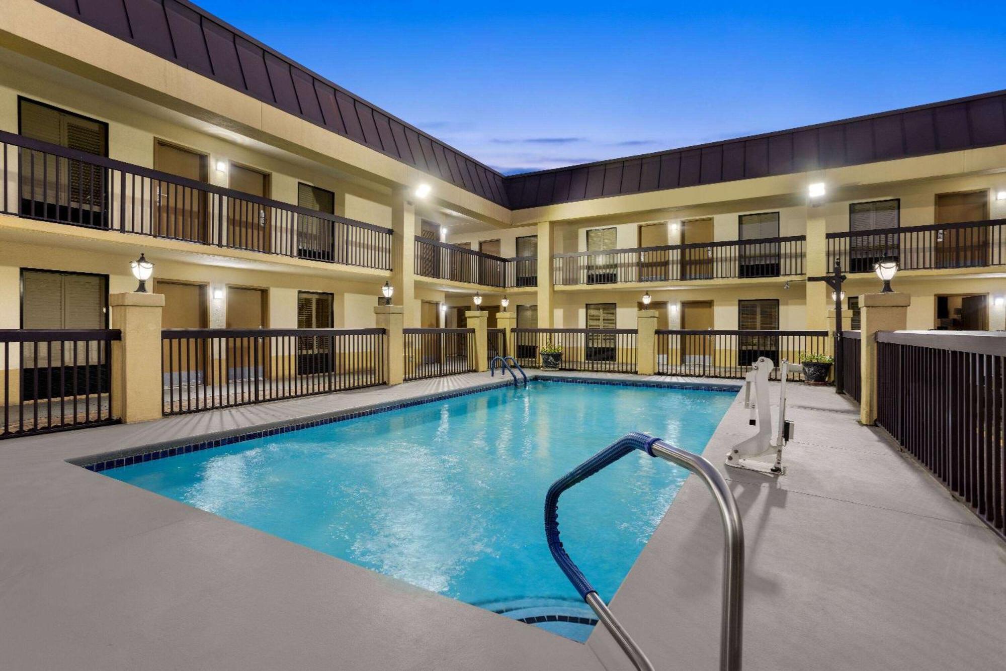 Baymont By Wyndham Griffin Hotel Exterior foto